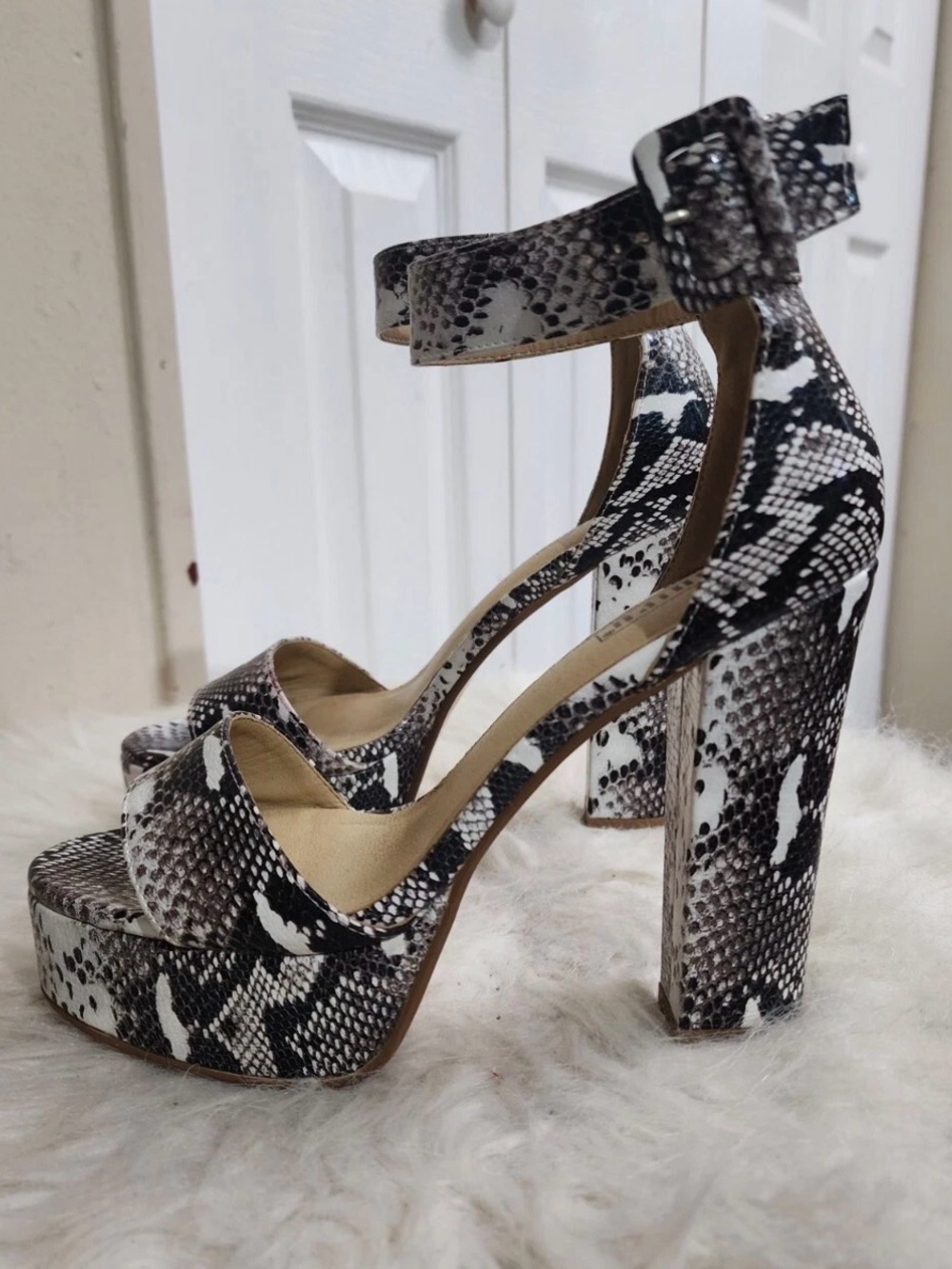 IDIFU Women's Sabrina Platform Snakeskin Print Heel Sandals Shoes Size 7.5 M